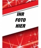Anpassbare Weihnachtskarte mit einem Bild, das in einem Streifen-förmigen Rahmen auf einem roten Hintergrund mit Sternen und weißen Rahmen angezeigt.