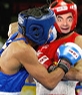 Fotomontage, in der Sie ein Gesicht auf den Körper eines Boxers in roten Schild, in der Schlacht. Empfangen einen Schlag von seinem Gegner, der blau trägt.