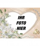 Bilderrahmen in Herzform, mit Diamanten, Blumen und Ringen der Ehe dekoriert. 