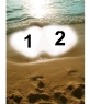 Erstellen Sie eine personalisierte Karte für Valentinstag online. Fonds für zwei Fotos, die mit zwei Herzen in den Sand am Strand als Rahmen dargestellt.