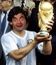 Diese Montage zeigt den K�rper von Diego Armando Maradona in Händen hält der WM, goldgelbe Farbe mit grünen Streifen auf der Unterseite. Sie k�nnen das Gesicht Sie auf dem Player. Die Zusammensetzung wird durch Kollegen im Hintergrund gekleidet abgeschlossen. 