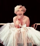 Fotomontage, die ein Gesicht auf den K�rper von Marilyn Monroe barfuß, sitzt auf einem Weidensofa umfassen. Er trägt ein weißes Kleid Rock fertig in einer dünnen durchscheinenden, Stil Ballerina Tutu aber länger, Cascading über ihre Beine. Ihr Haar ist ziemlich kurz und roten Krallen. Die Zusammensetzung Hintergrund ist schwarz und blau-grünem Grund. 