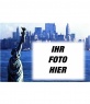 anpassbar mit Ihrem Ansichtskarte mit einem alten Foto von der Freiheitsstatue und New York City Hintergrund. Blue.