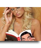 Paris Hilton ein Buch zu lesen 