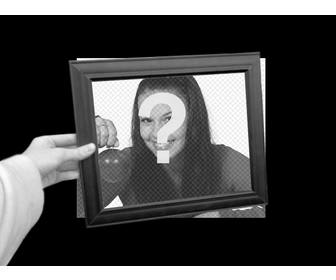neugierig fotomontage in der ihr foto als schwarzen und weißen hintergrund und in den bilderrahmen von einer hand box farbe erscheinen