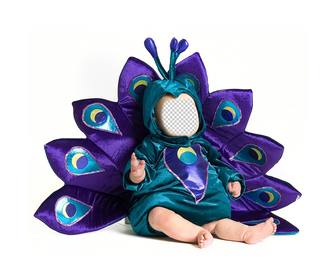 fotomontage eines babys wie ein pfau gekleidet mit einem foto
