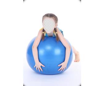 online fotomontage eines madchens mit zopfen auf einem blauen ball