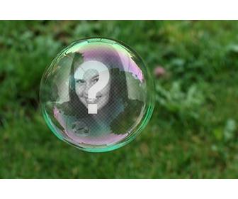 fotomontage mit einer seifenblase auf einem hintergrund von grunem gras wo sie ihr foto in der blase reflektiert wird angezeigt
