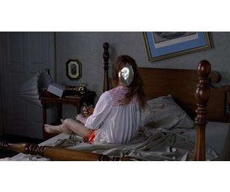 fotomontage des exorzisten madchen in einer szene aus dem horror-film in dem sie sich vollig den kopf uber ihr bett
