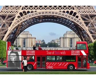 legen sie ihr foto in einem plakat einen reisebus unter dem eiffelturm in paris werbung