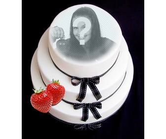 fotomontage um ihr gesicht auf einer fondant-kuchen mit erdbeeren setzen