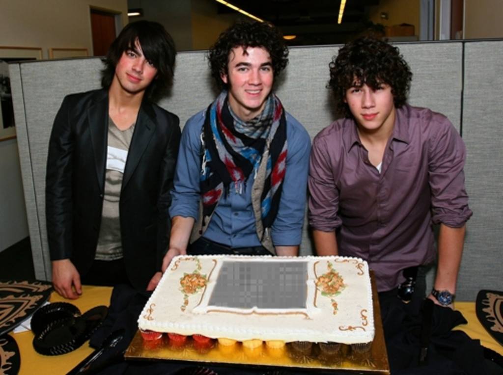 Melden Sie sich bei einem Fest der Jonas Brothers in besonderer Weise. Fotomontage in Ihr Foto in eine Torte nach posiert Kevin, Joe und Nick, die drei Brüder des Jungen Bandmitglieder, von Disney Channel gekauft..