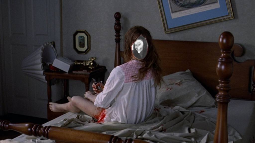 Fotomontage des Exorzisten Mädchen in einer Szene aus dem Horror-Film, in dem sie sich völlig den Kopf über ihr..