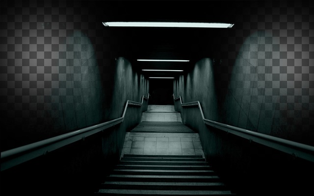 Erstellen Sie eine erschreckende Collage mit dem Bild von einem dunklen Treppenhaus und zwei Fotos auf jeder..