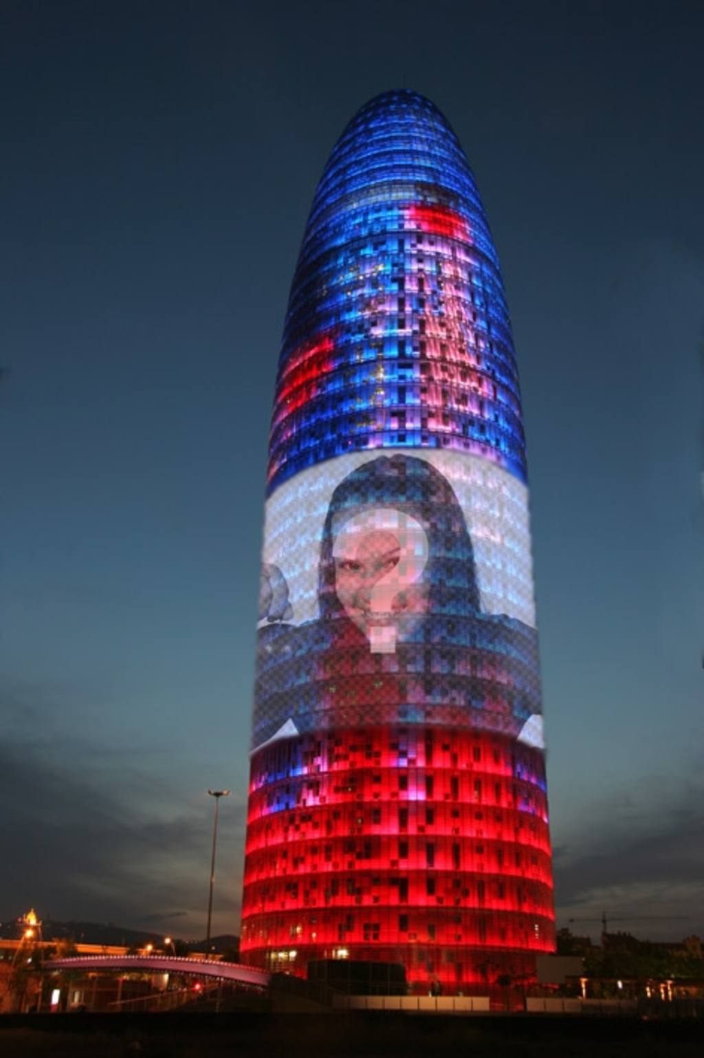 Fotomontage, in dem youll Ihr Foto auf der Agbar-Turm in Barcelona ..
