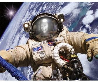 fotomontage astronaut auf einem weltraumspaziergang um ihr foto setzen
