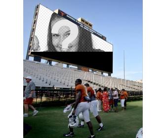 in dieser fotomontage wird ihr foto auf der großen leinwand in einem fußballstadion erscheinen wo menschen darunter spieler