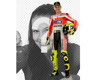 fotomontage mit valentino rossi moto gp laufer in seiner ducati uniform und einen helm unter dem arm erscheint neben dem beruhmten biker jetzt in yamaha und fugen sie text in das bild kostenlos