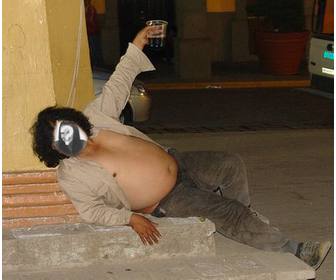 fotomontage von einem betrunkenen dicker mann auf dem boden liegend wo sie das gesicht von jedermann sie platzieren konnen und fugen sie etwas text