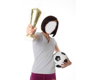 fotomontage mit einem madchen fußballspieler eine trophae und einen fußball halt