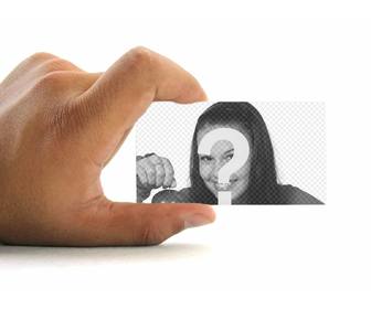 fotomontage ihr foto auf einer visitenkarte von einer hand mit weißem hintergrund gehalten setzen