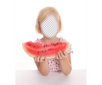 fotomontage eines kleinen blonden madchen das eine wassermelone