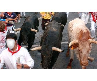 erstellen sie eine fotomontage lauft mit san fermin stiere in pamplona nach ihnen und text hinzufugen