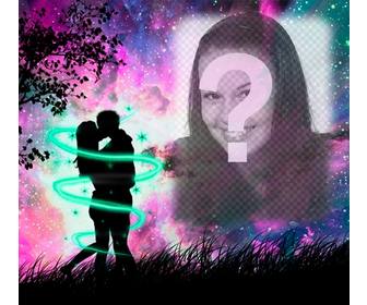 liebe fotorahmen mit einer silhouette der beiden liebenden kussen im wald mit dem sternenhimmel violett