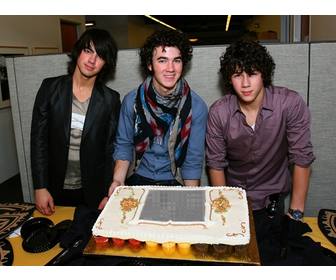 melden sie sich bei einem fest der jonas brothers in besonderer weise fotomontage in ihr foto in eine torte nach posiert kevin joe und nick die drei bruder des jungen bandmitglieder von disney channel gekauft angezeigt