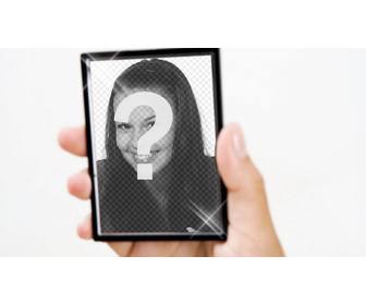 erstellen sie eine fotomontage mit lichtreflexionen mirror von einer hand gehalten und fugen sie ein bild auf sie