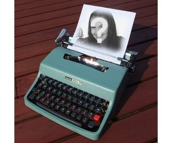 fotomontage mit einem oldtimer-schreibmaschine olivetti turkis mit einem papier um ein bild setzen