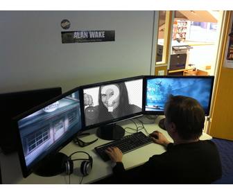 fotomontage mit einem video-game-spieler und ihr foto auf dem computer neben zwei bildschirmen