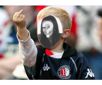 fotomontage mit einer blonden kleinkind fußball-fan mit dem finger