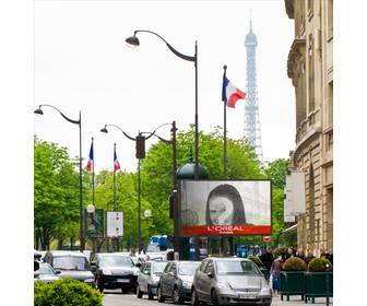 fotomontage von einem plakat in paris mit dem eiffelturm im hintergrund und mehrere flaggen von frankreich