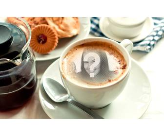 fotomontage um ihr bild in einem schaumkaffeetasse gelegt