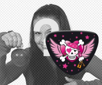 rosa aufkleber mit einem piraten-totenkopf