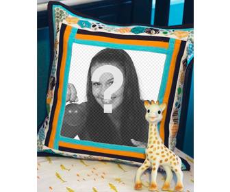 setzen sie ihr foto auf einem kissen neben einem ausgestopften giraffe