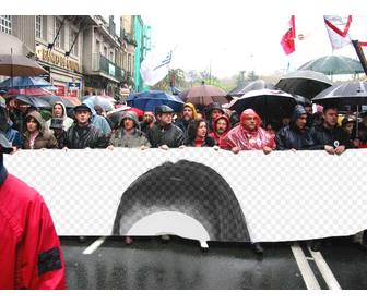 legen sie ihr foto oder bild in dem banner einer demonstration demonstranten halten das bild das sie hochladen denken sie daran dass sie text hinzufugen