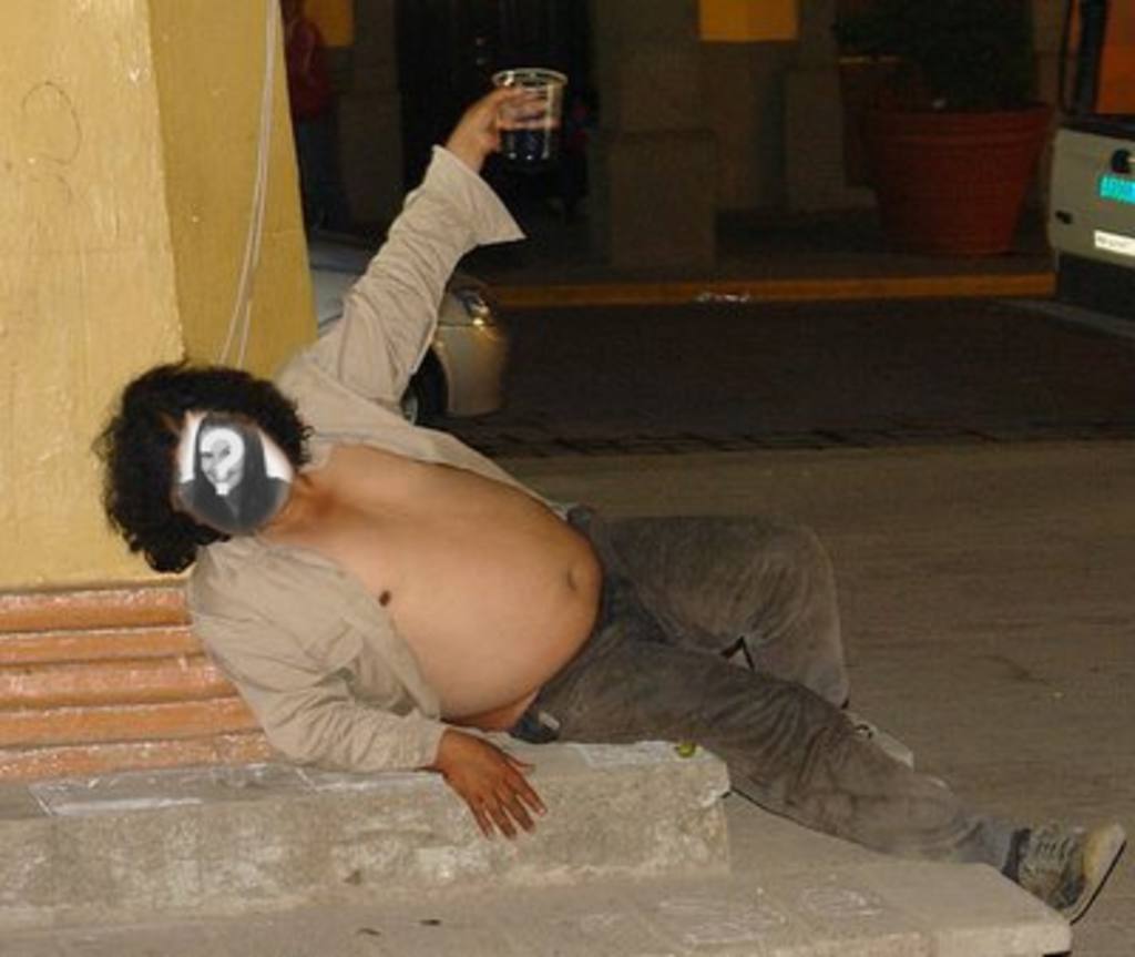Fotomontage von einem betrunkenen dicker Mann auf dem Boden liegend, wo Sie das Gesicht von jedermann Sie platzieren können, und fügen Sie etwas..
