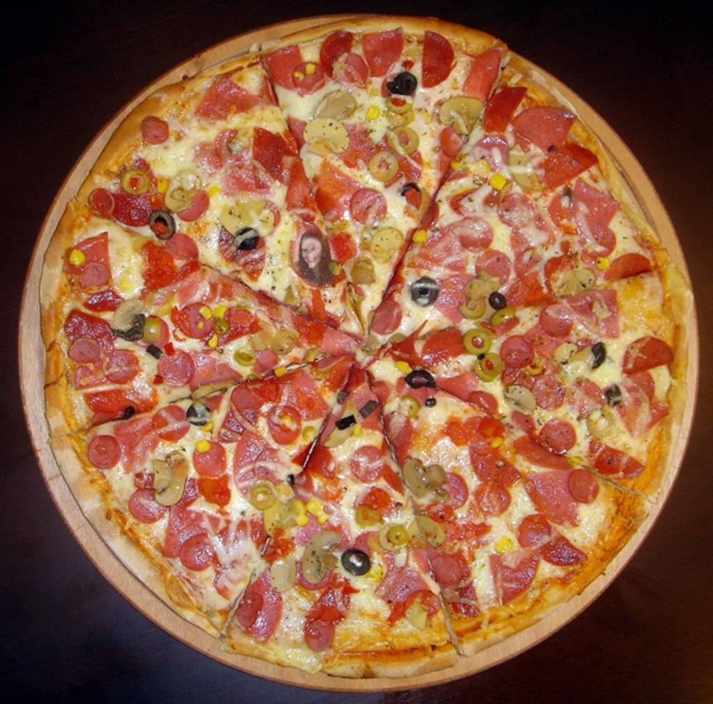 Verstecken Sie Ihre Bilder in dieser leckere Pizza, Spaß zu haben spielt mit den Menschen um Sie darin zu..