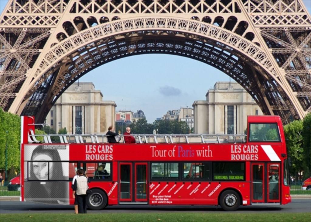 Legen Sie Ihr Foto in einem Plakat einen Reisebus unter dem Eiffelturm in Paris..