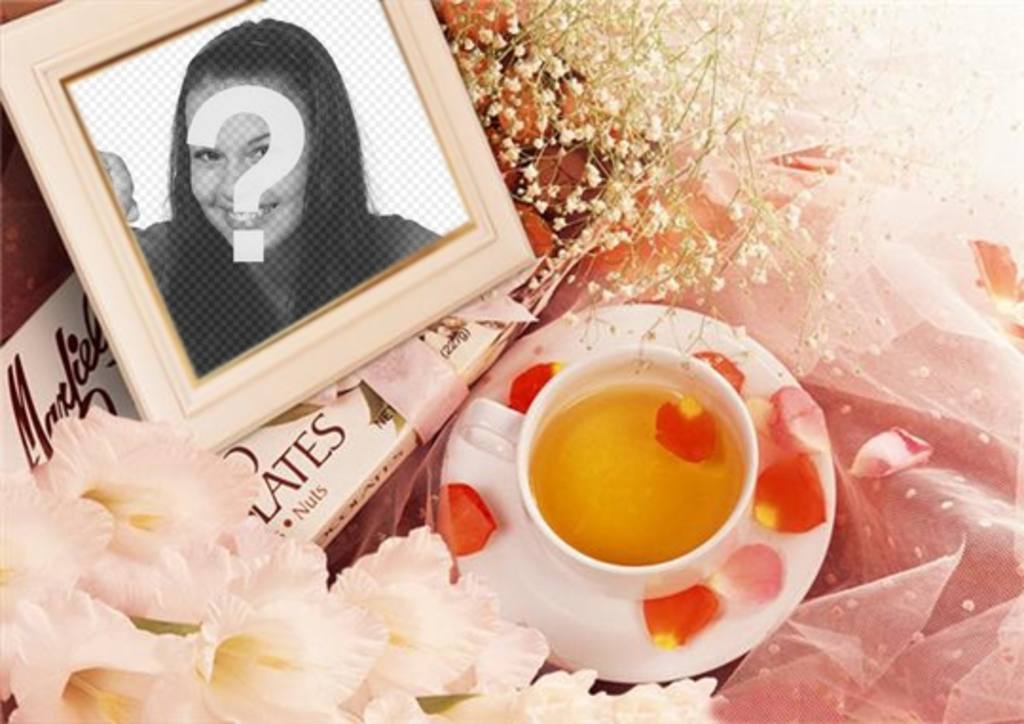 Foto-Rahmen mit Blumen, um Ihr Bild mit Rosenblättern und einer Tasse Tee setzen. ..