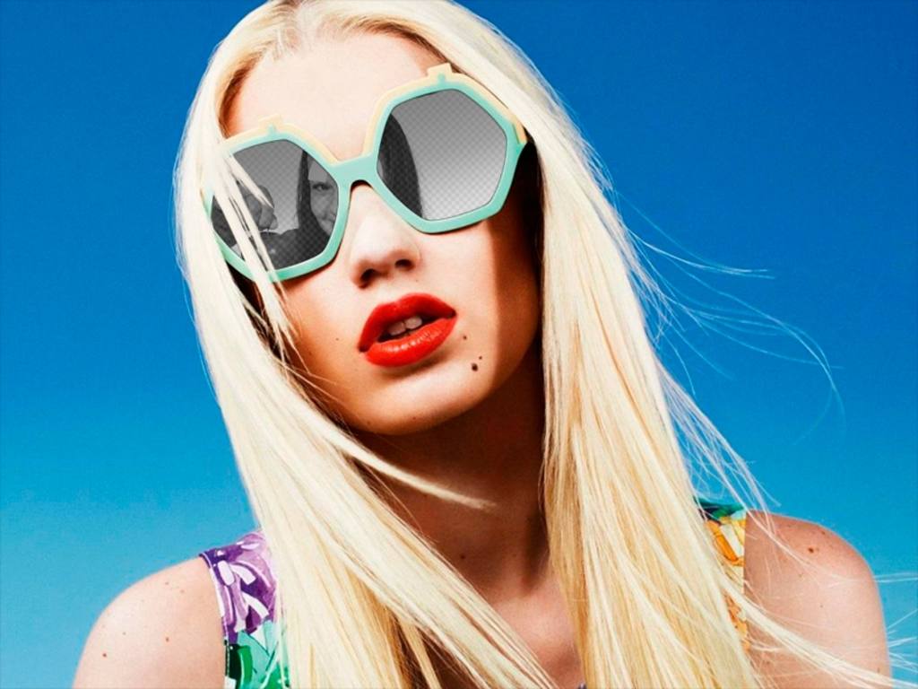 Fotorahmen mit Iggy Azalea, um ein Bild setzen sich in seiner Brille. ..